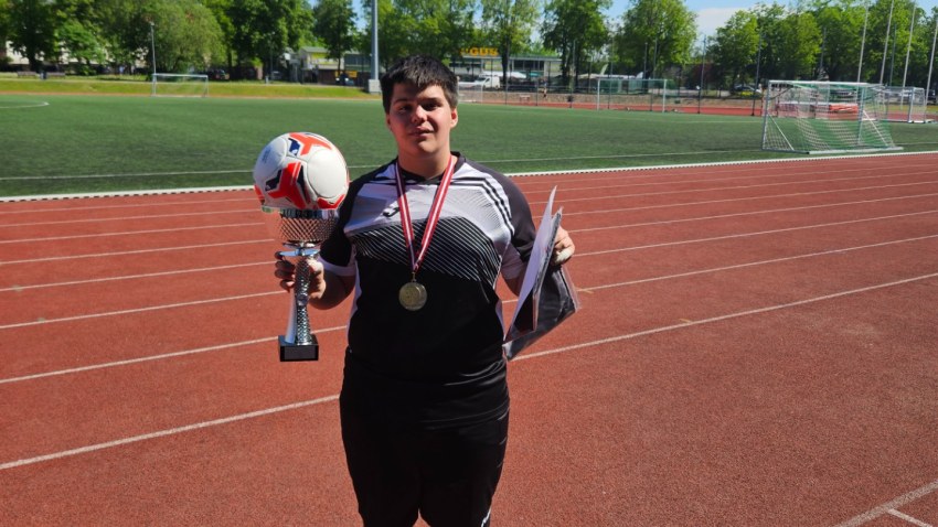 1.vieta Latvijas republikas sacesībās futbolā.