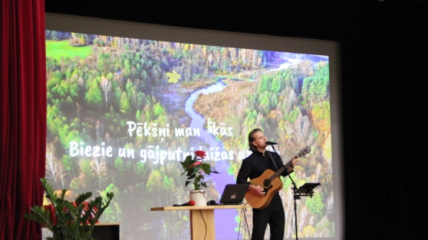 Valsts svētku koncerts Lielajā zālē, godinot izcilākos audzēkņus, klausoties koncertu "Man patīk dzīvot Latvijā", kurā skanēja jaunās paaudzes Latvijas komponistu mūzika.