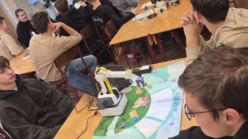 MH23-1 un MH24-1 grupu audzēkņi apmeklēja Erasmus+ viesekspertu praktiskās nodarbības mehatronikā