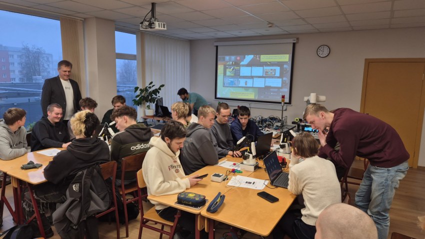 MH23-1 un MH24-1 grupu audzēkņi apmeklēja Erasmus+ viesekspertu praktiskās nodarbības mehatronikā