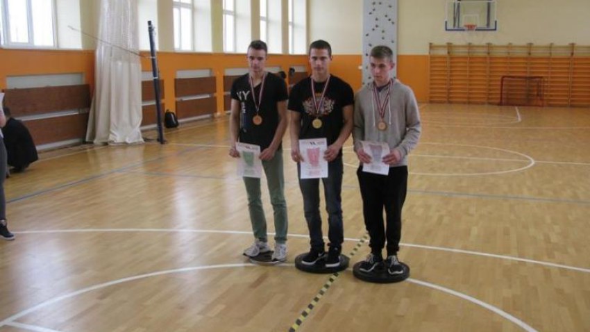 RTK jauniešu komanda izcīnija 3. Vietu latvijas profesionālo mācību iestāžu sacensībās svaru stieņa spiešanā guļus